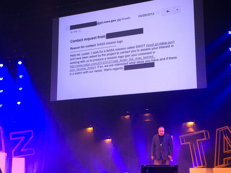 Seb Lester lors d'une conférence montrant le mail qu'il a reçu de la NASA.